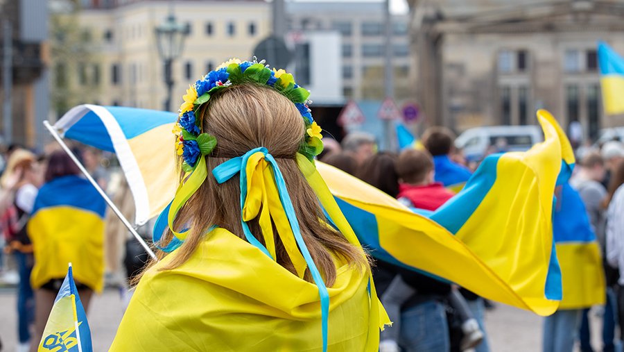 Перешел на сторону украинцев. Украинки в Европе. Украинцы веселятся в Европе. Украинцы на стороне России. Украинки в Европе поведение фото.