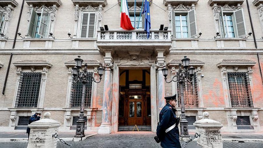 Экоактивисты облили краской здание итальянского сената в Риме