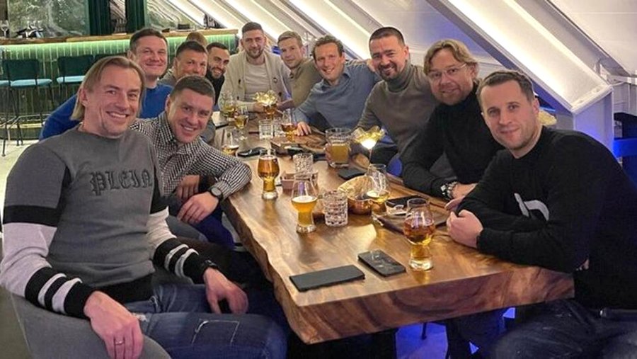 Эстонских футболистов раскритиковали за фото с Карпиным