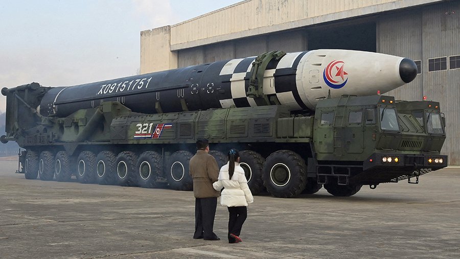 Ким Чен Ын вместе с дочерью проинспектировал склад с ракетами