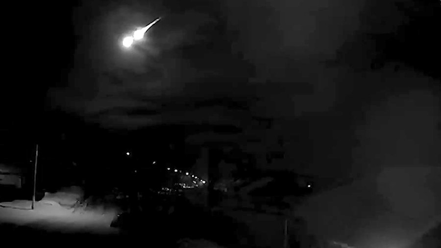 В Красноярске сняли на видео падение горящего метеора | Новости общества | Известия | 31.01.2023