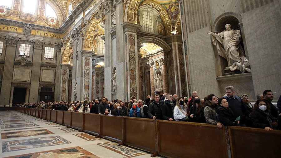 Около 65 тыс. человек пришли поклониться Бенедикту XVI
