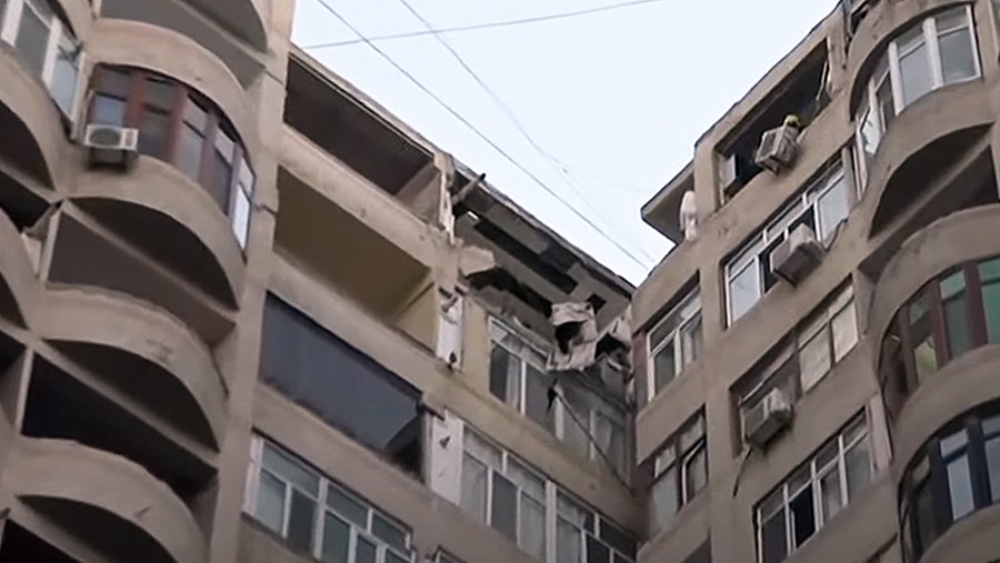 Один человек погиб при взрыве газа в многоэтажном доме в Баку