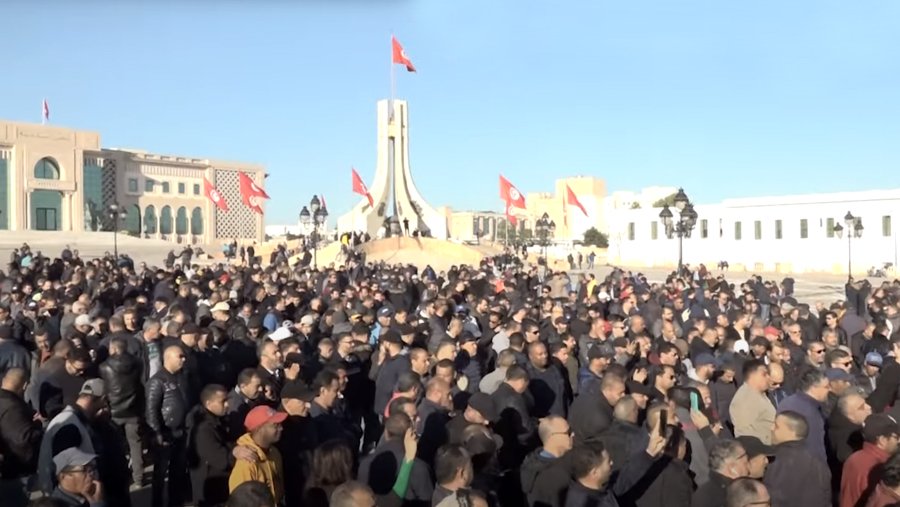 Работники транспорта в Тунисе объявили забастовку и потребовали выплаты зарплат и премий