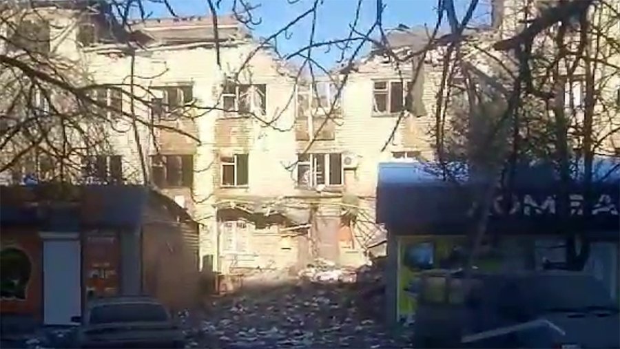 Двое погибли при обстреле многоэтажки в Васильевке Запорожской области
