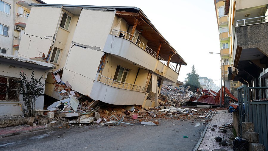 Число погибших после землетрясения в Турции достигло почти 13 тыс. человек