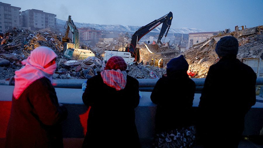 Число погибших при землетрясении в Турции превысило 17 тыс.
