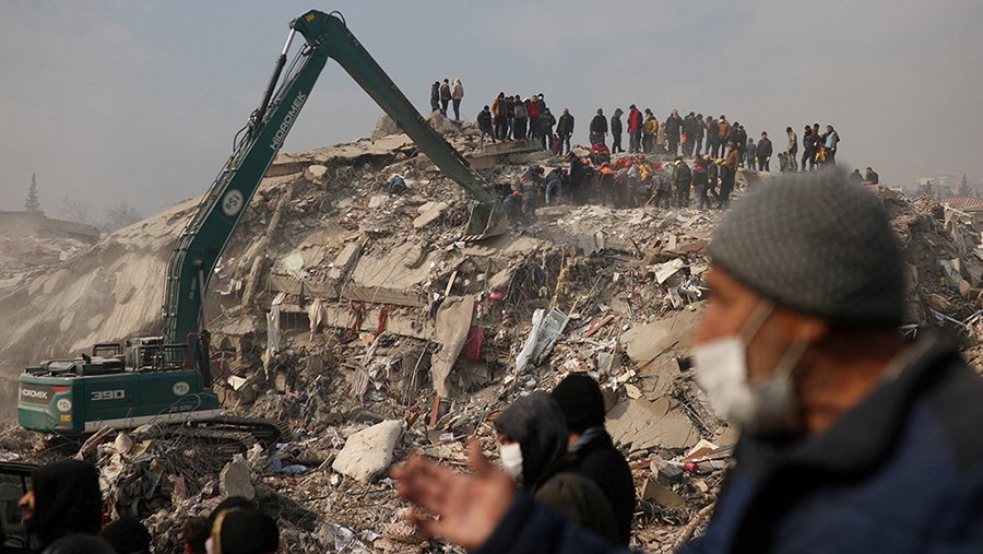 Число погибших в результате землетрясения в Турции достигло почти 20 тыс.