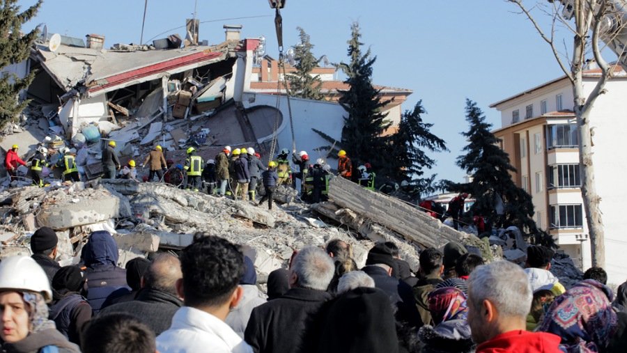 Число погибших в Турции в результате землетрясения возросло до 12 391 человека