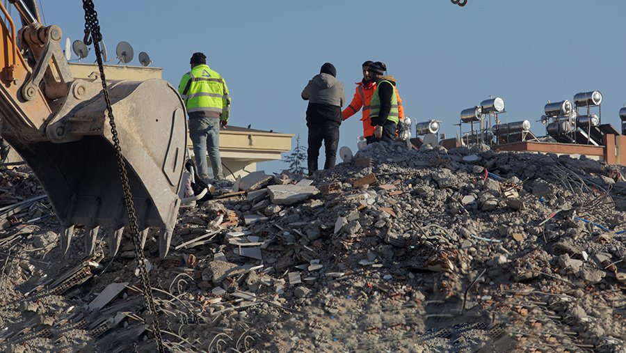 Число погибших при землетрясении в Турции возросло до 17 674 человек