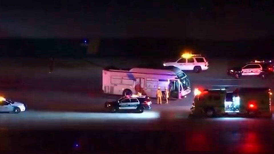 Пассажирский автобус столкнулся с самолетом в аэропорту Лос-Анджелеса