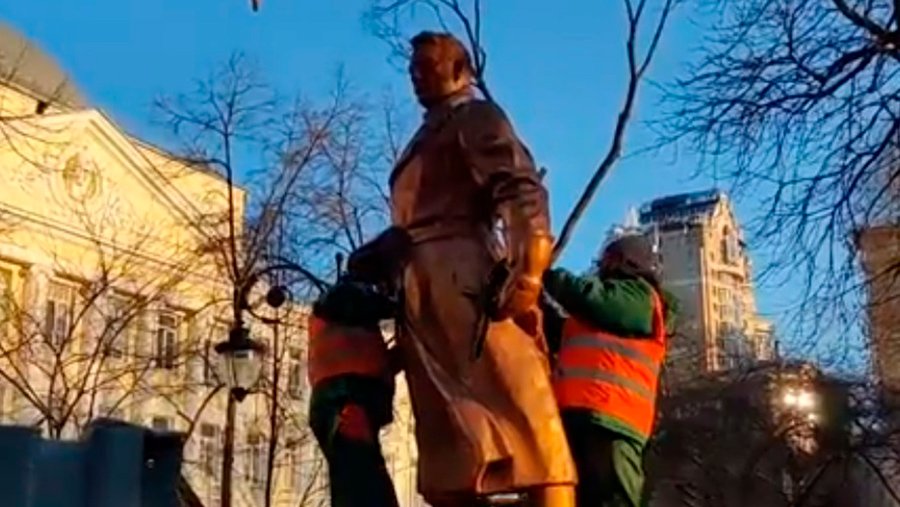 В Киеве демонтировали памятник советскому летчику Валерию Чкалову