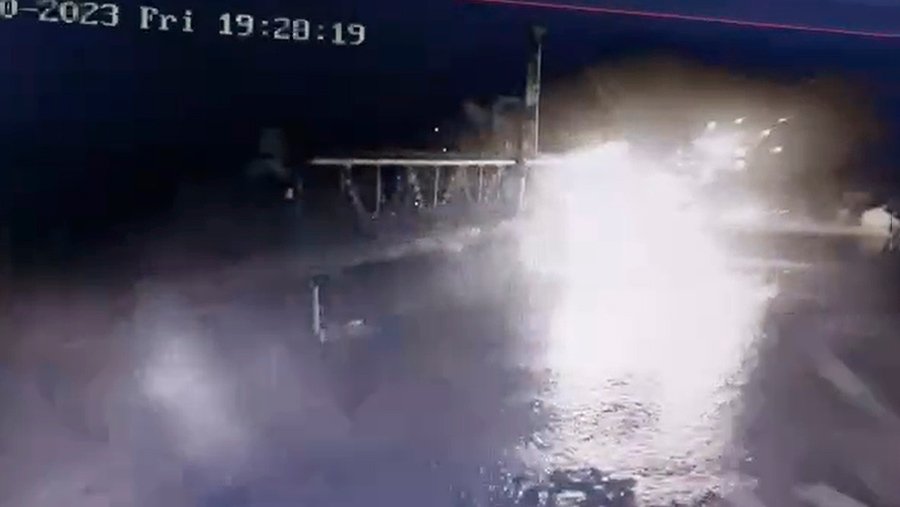 Появились кадры подрыва моста в Одесской области водным беспилотником