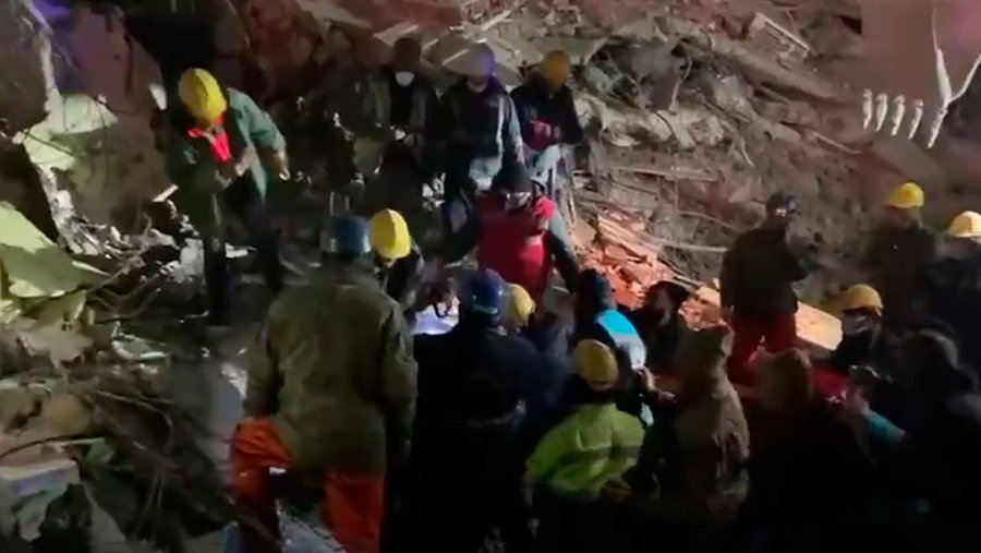 В Турции спустя 115 часов после землетрясения из-под завалов извлекли ребенка