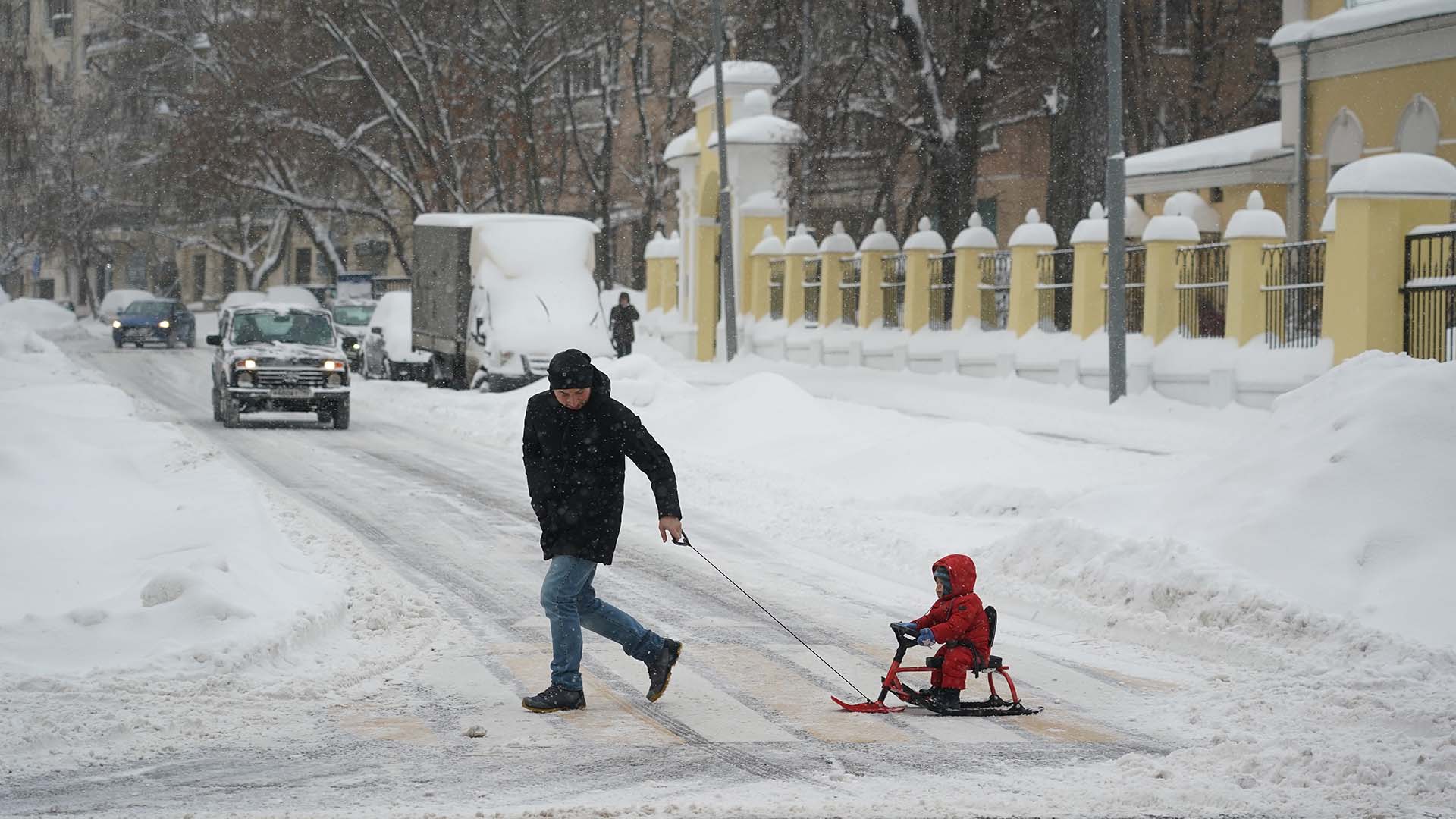 В москве в пятницу ожидается. Снегопад в Москве. Сугробы в Москве. Зима в Подмосковье. Самая холодная зима.