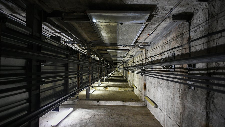 Пять рабочих упали в шахту лифта в Новой Москве