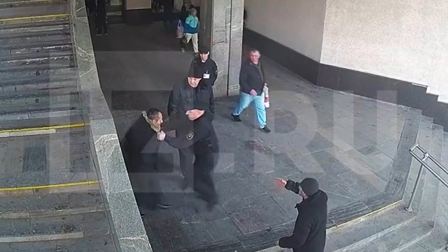 Охранник жестоко избил мужчину рядом с универмагом в Москве