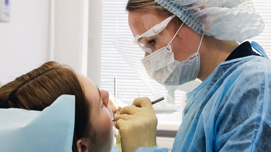Стоматолог предупредила о риске деменции из-за заболеваний полости рта