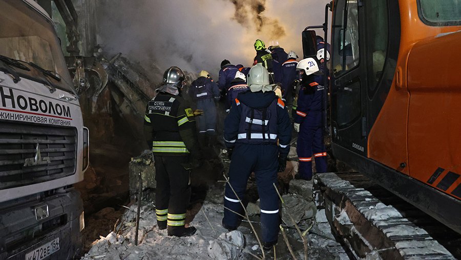 Спасатели завершили разбор завалов жилого дома в Новосибирске после взрыва газа