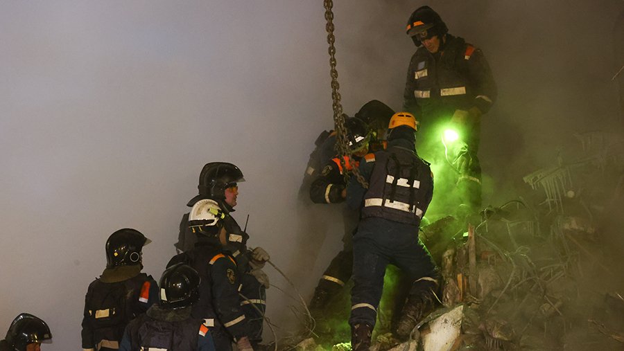 Сотрудники МЧС спасли из-под завалов после взрыва газа в Новосибирске 14 человек