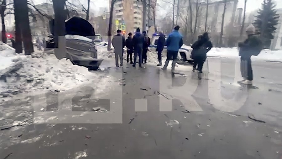 Вылетел на тротуар. Пешеход на тротуаре. Люди на улицах Москвы. Мусоровоз задавил женщину в Москве.