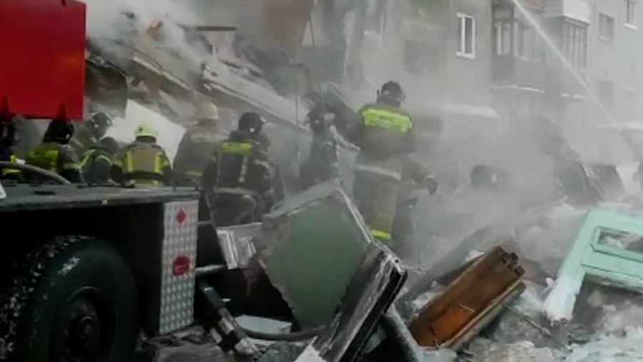 Три человека могут оставаться под завалами после взрыва в Новосибирске