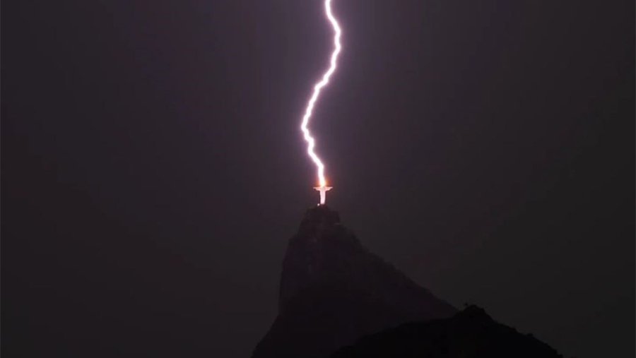 В статую Иисуса Христа в Рио-де-Жанейро ударила молния
