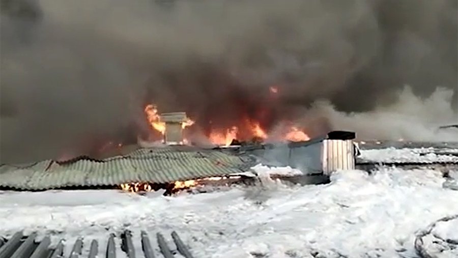 Комсомольск на амуре 2023 год. Пожар Комсомольск на Амуре. Пожар на складе Комсомольск на Амуре. Сгоревший кинотеатр.