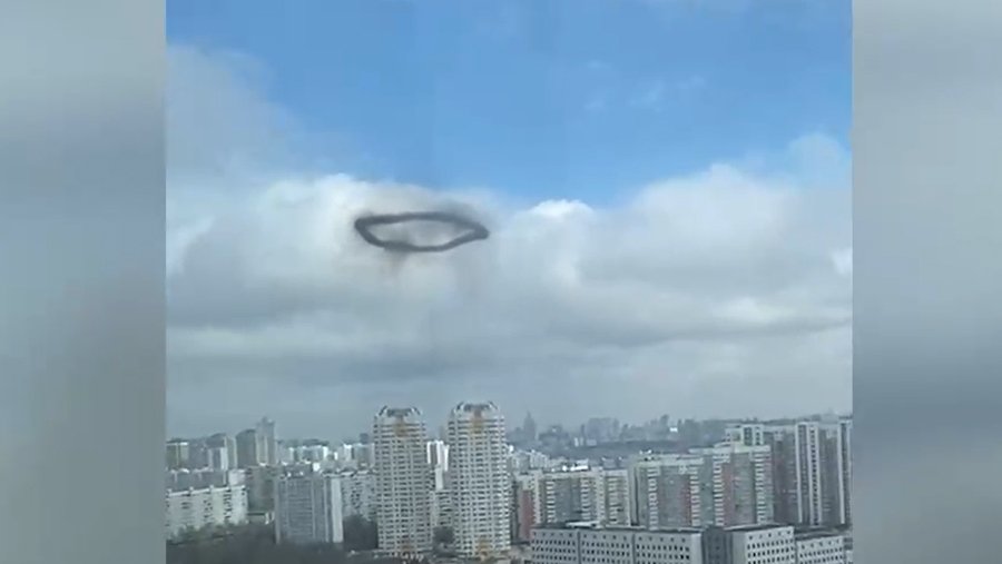 Хлопки в москве сейчас. Черное кольцо над Москвой 27.03.2023. Чёрное дымовое кольцо над Строгино что это. Черное дымовое кольцо в небе. НЛО В небе.
