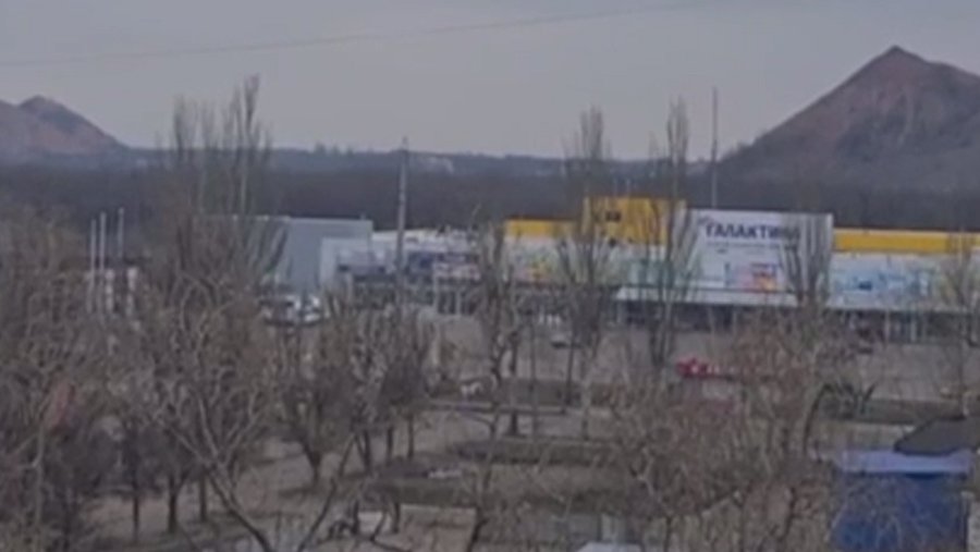 Снаряд попал в торговый комплекс при обстреле ВСУ Донецка