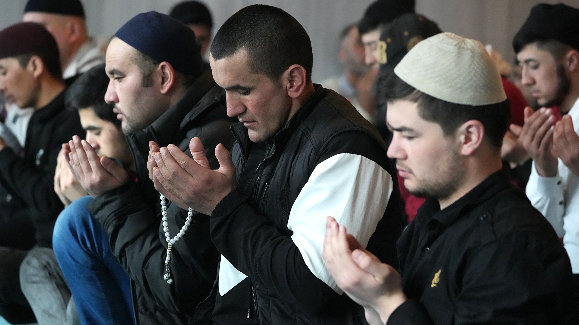 Когда заканчивается пост ураза. Что такое Ураза байрам у мусульман. Мусульмане в Москве. Фото мусульман. Ураза-байрам 2023 Чечня.