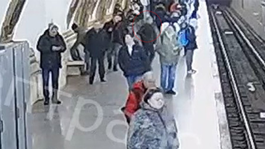 Подросток в московском метро. Столкнул под поезд в метро. Мальчика толкнули в метро. Подростка столкнули в метро.
