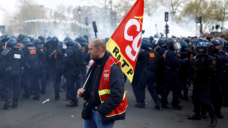 Франция призвала. Политический протест. Протесты во Франции. Французские профсоюзы.