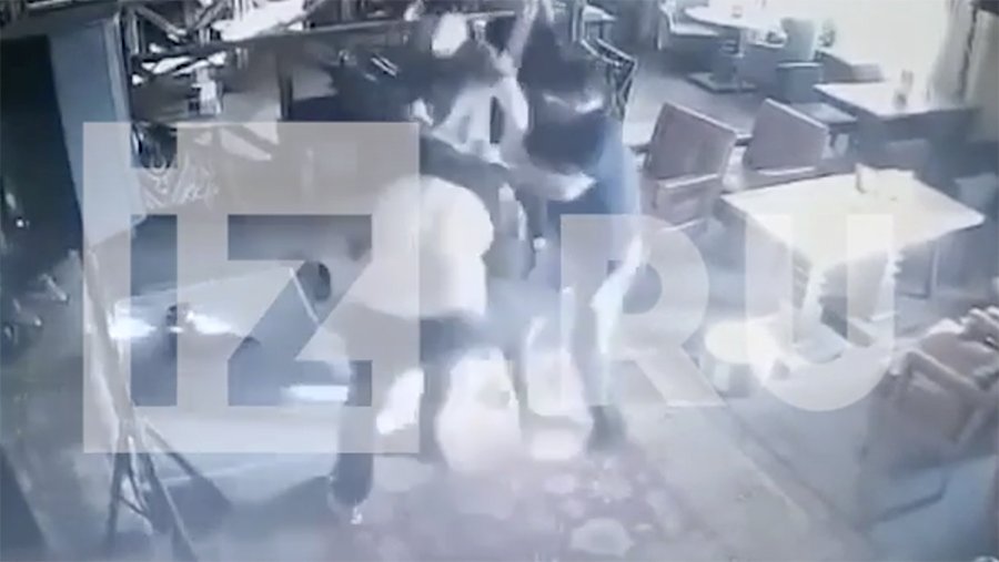 Момент нападения на петербуржца с ножом в кафе попал на видео
