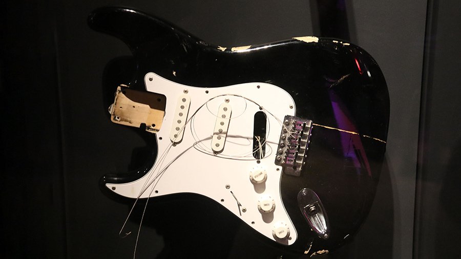 Разбитую гитару Кобейна продали на американском аукционе почти за $600 тыс.