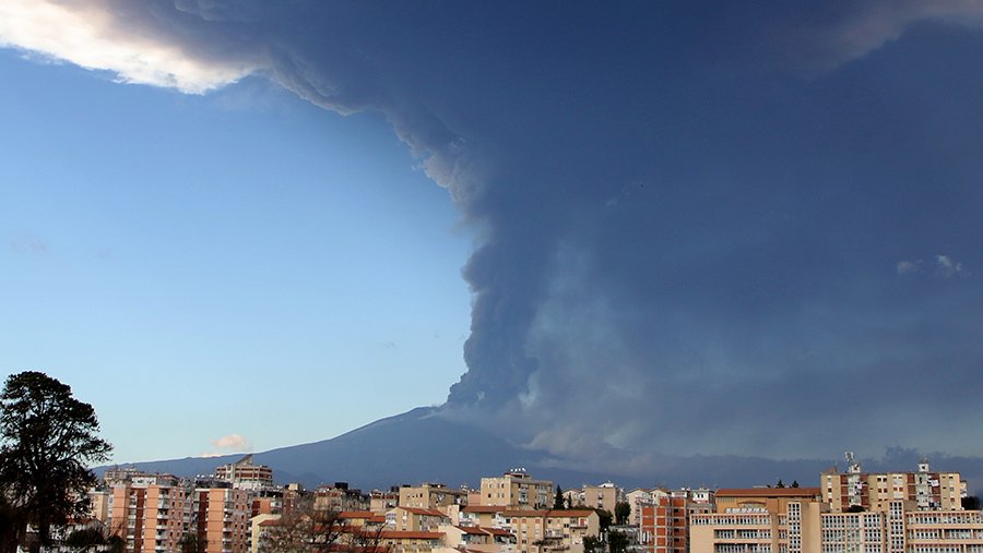 Аэропорт Катании Фонтанаросса приостановил работу из-за активности вулкана Этна