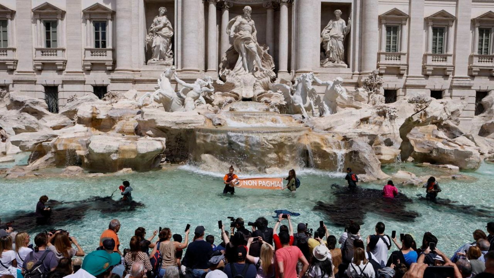 Экоактивисты вылили черную краску в фонтан Треви в Риме