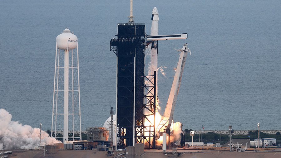 Ракета Falcon 9 с кораблем Crew Dragon с экипажем из четырех человек стартовала к МКС