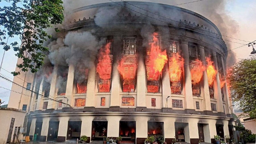 Пожар произошел в историческом здании почты в Маниле