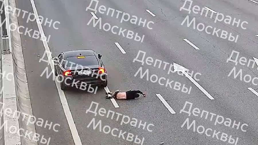 На внешней стороне МКАД в Москве машина сбила человека