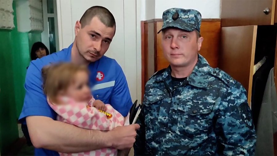 Пропавшую в Кузбассе двухлетнюю девочку нашли на берегу реки живой