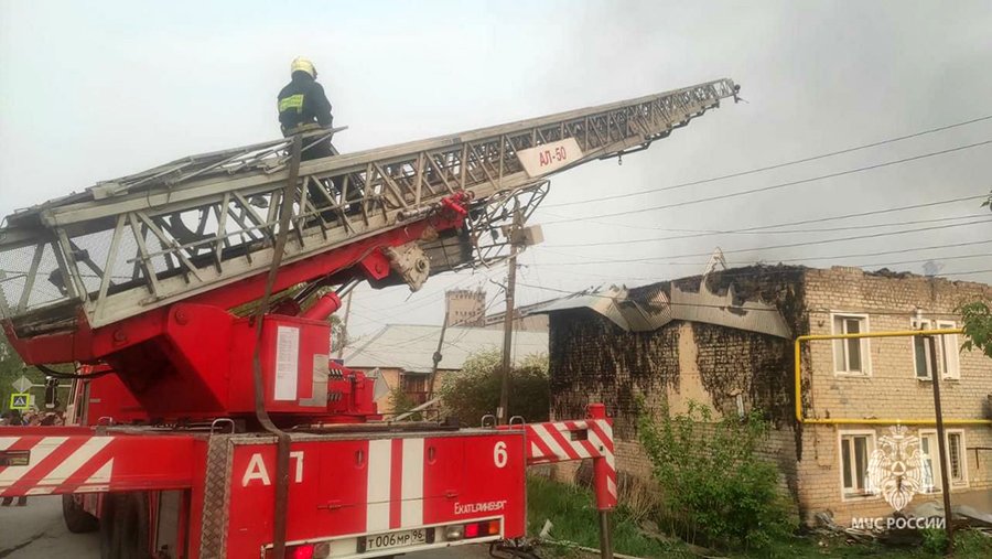 Открытое горение в многоквартирном доме в Арамиле на Урале ликвидировано