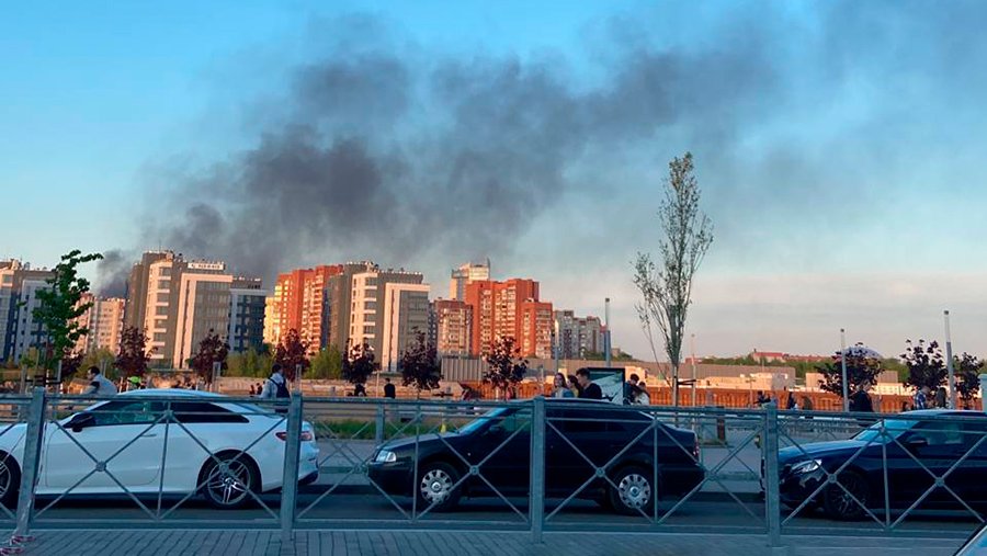 Очевидцы поделились кадрами столпа черного дыма над Санкт-Петербургом