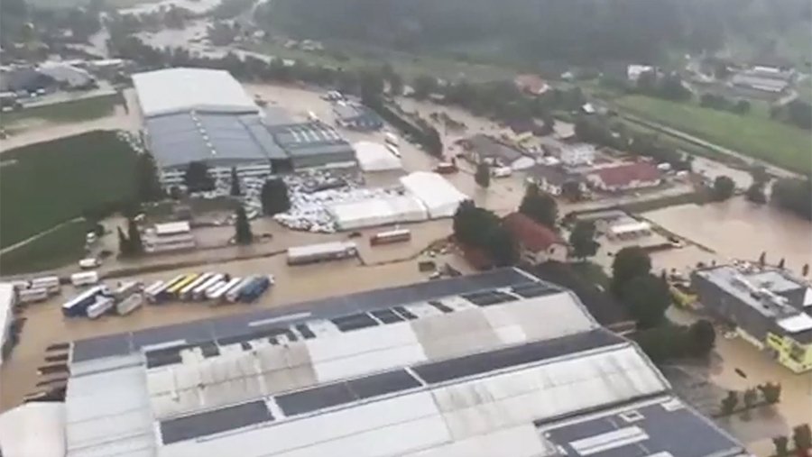 Минимум три человека погибли из-за наводнений и оползней в Словении