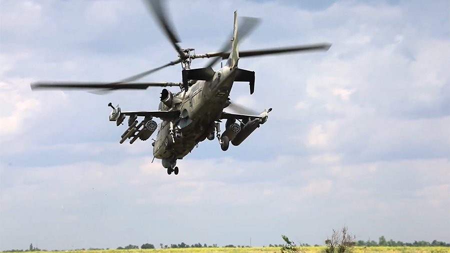 Ударные вертолеты Ка-52 уничтожили опорные пункты и бронетехнику ВСУ