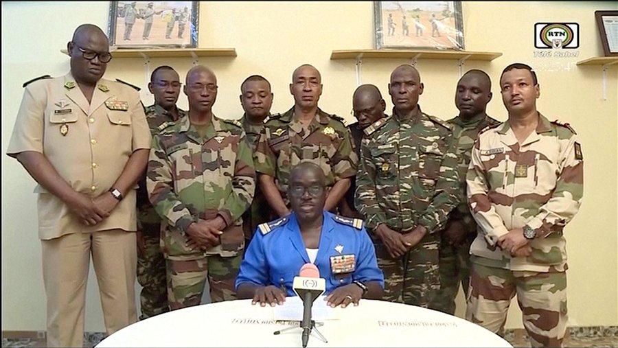 Партия свергнутого президента Нигера заявила об удержании военными шести министров