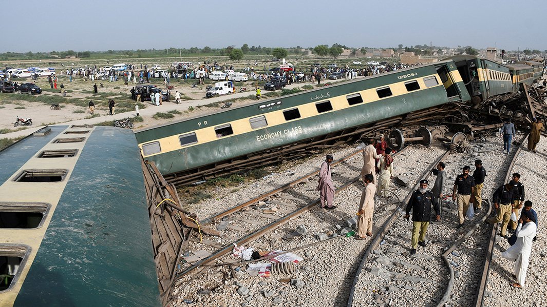 Более 30 человек погибли при сходе поезда с рельсов в Пакистане