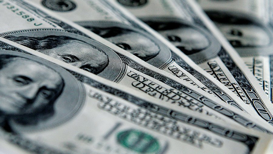 Курс доллара поднялся выше 94 рублей впервые с марта 2022 года