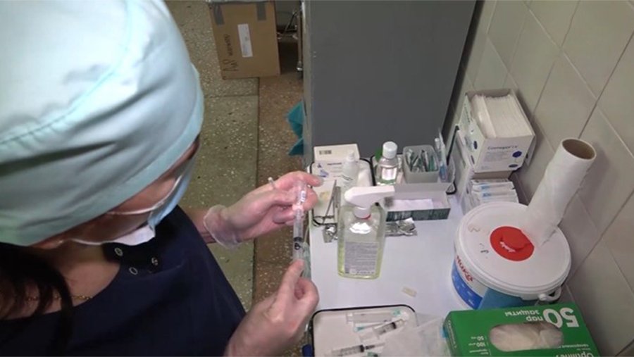 Корреспондент «Известий» показал работу врачей в госпитале в зоне СВО