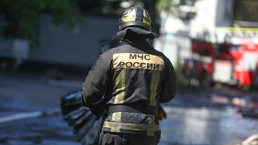 Крупный пожар произошел на складах в Подмосковье
